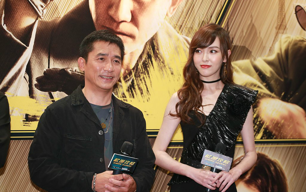 梁朝伟轻搂唐嫣小蛮腰合影亮绅士手称七夕要和老婆刘嘉玲过