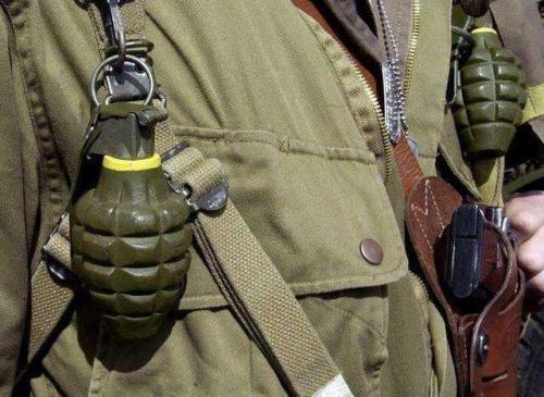 对于美军的mk2或mk1型手雷来说,显然是挂在胸前比放在腰上来的简单.