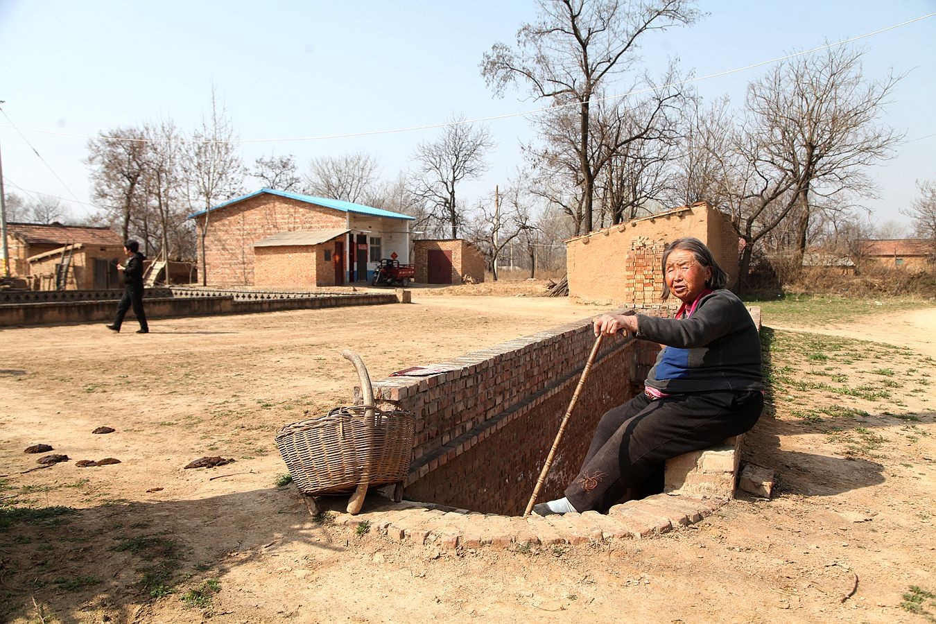 实拍河南省三门峡陕州农村春节过后,地坑院里的自然生活状态