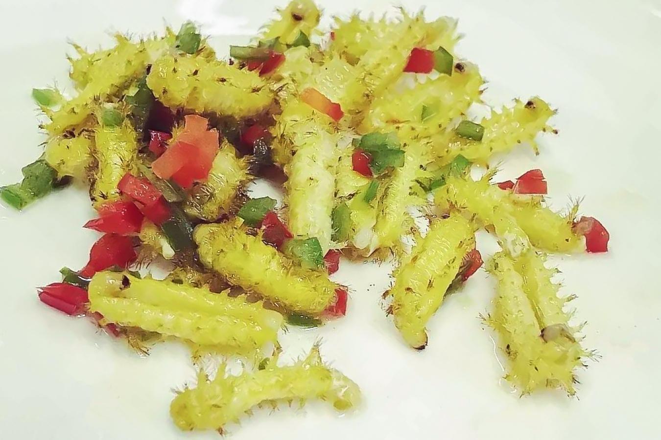 但洋辣子罐却是孩童时候舌尖上的美味,冬天会到树林里找洋辣子罐,把