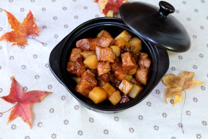 红烧肉炖土豆的家常做法营养丰富除夕就做这一道美食吧
