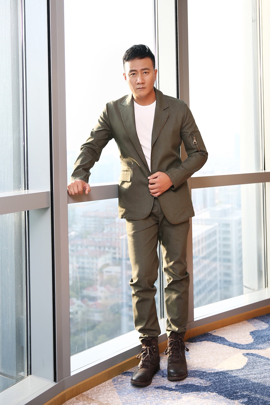 胡军简约型男风亮相盛典 诠释都市军装时尚态度