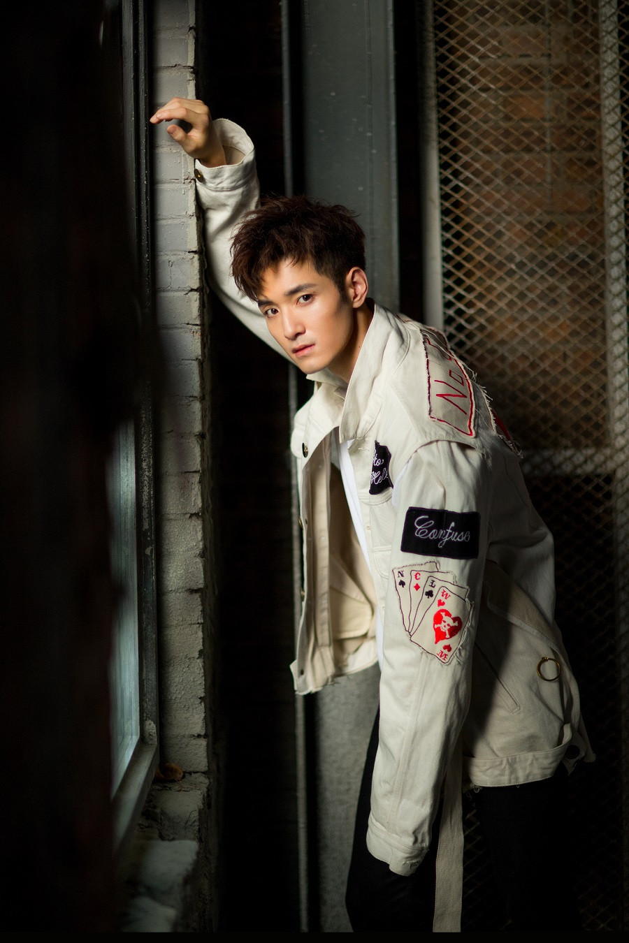 演员何奉天因《凤囚凰》中暖男大夫顾欢一角而人气急升,他在剧中暖力