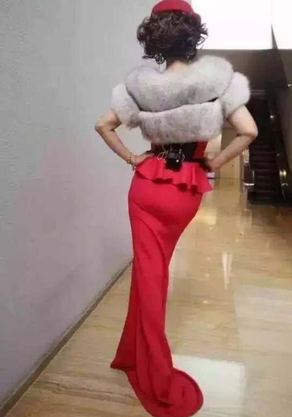 纤细的腰身与天鹅臂美上天,据说,樊丽君为了美30年不吃晚饭,就算是饿