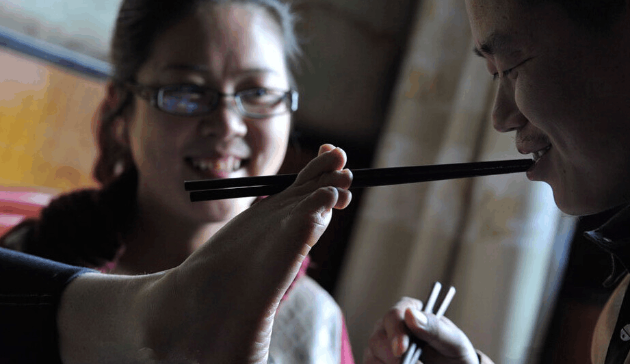 无臂女孩的婚后生活用脚做饭忙家务网友称这是世上最美丽的脚