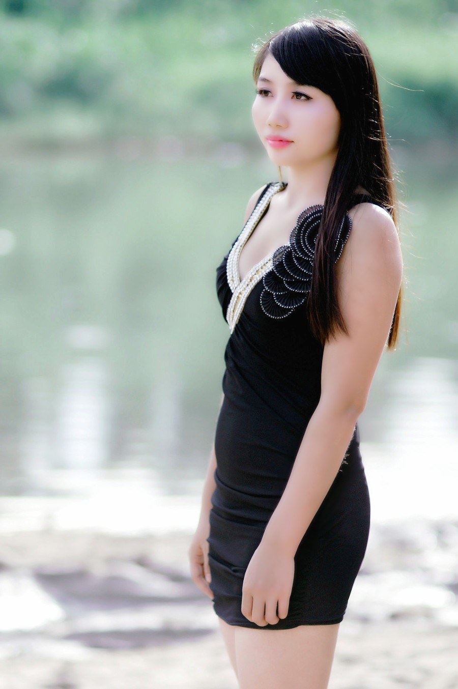 初夏美景下的都市裙装白皙女子|白皙|美女|人像摄影_新浪新闻