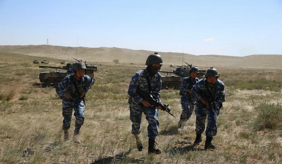 改穿蓝色迷彩服,朱日和王牌蓝军亮相|蓝军|侦察兵|红方_新浪新闻