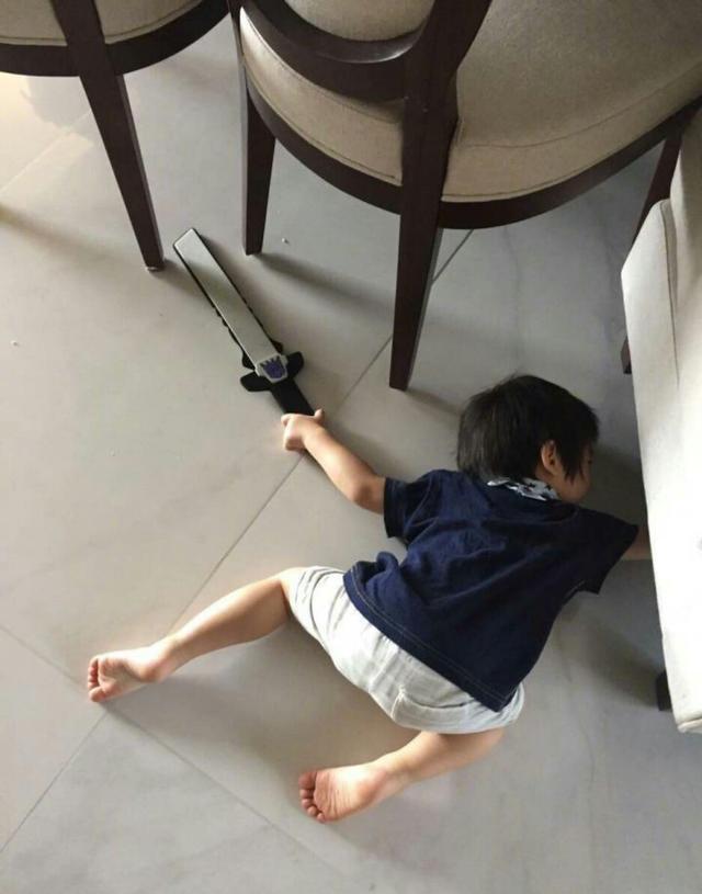 林志颖晒客厅一片狼藉,小儿子躲了起来,老二笑得好得意!