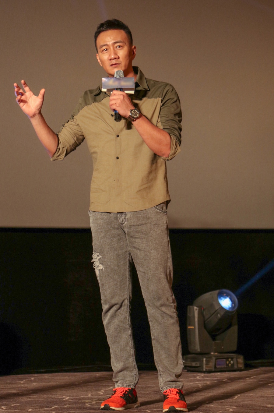 胡军"魔军降临"助阵影城 简约潮范儿玩转见面会