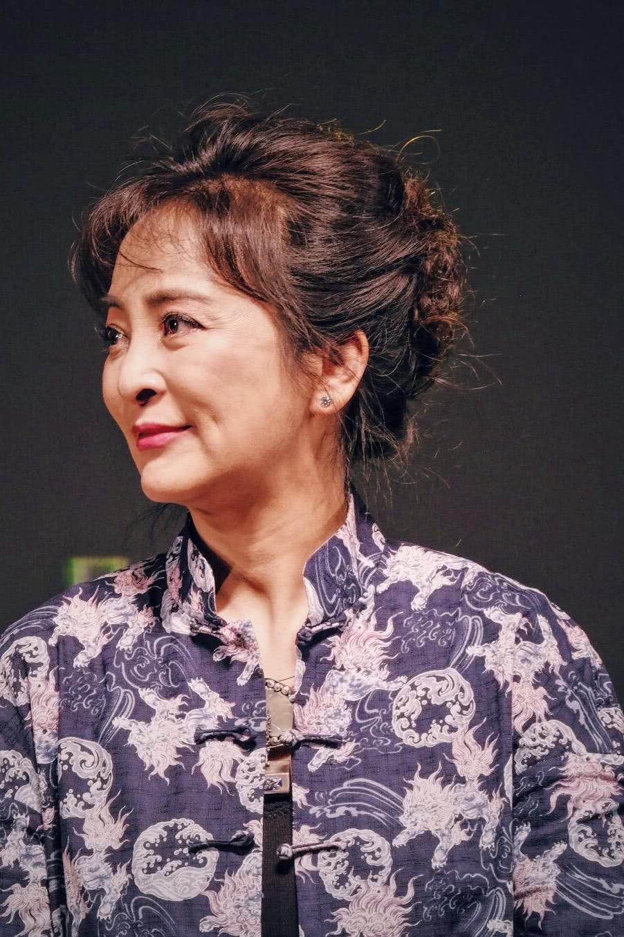 李勤勤的第二段感情是和美国人,但是她嫌弃丈夫太花心,总喜欢在外勾搭