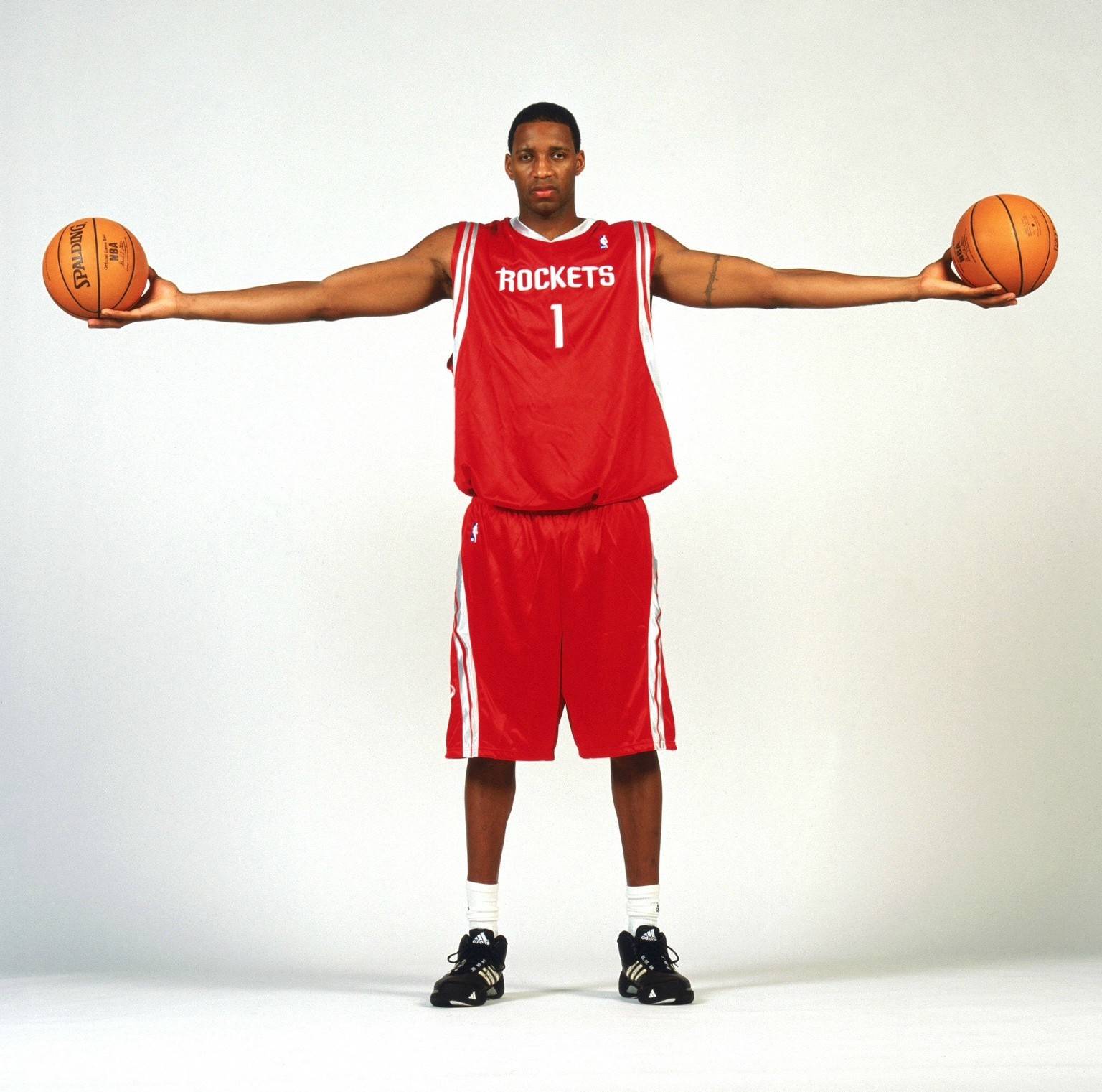 麦迪当年加盟火箭队后拍摄的定妆照