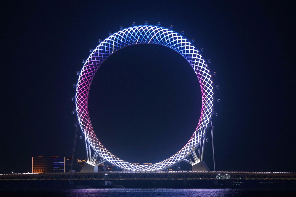 世界最大摩天轮开启璀璨夜景模式引来大批游客一现象却大煞风景