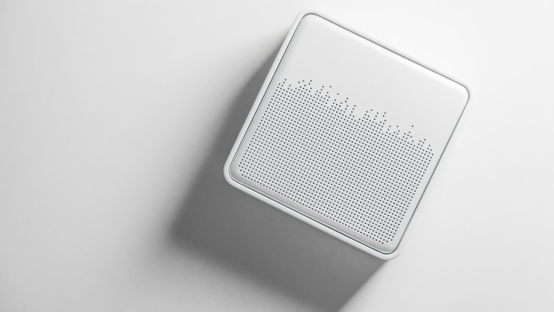 正面设计的是扬声器,是难得简洁风格,波浪形的音响孔看起来比较感觉.