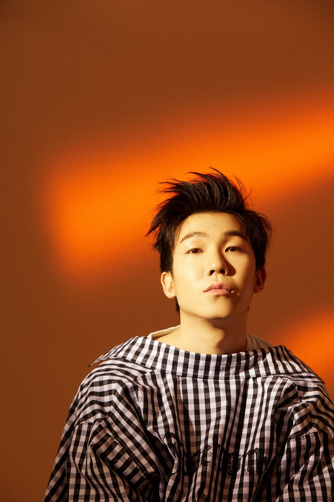 单色少年白举纲《耳盲》全新力作回归 赤蓝青白,四色解锁