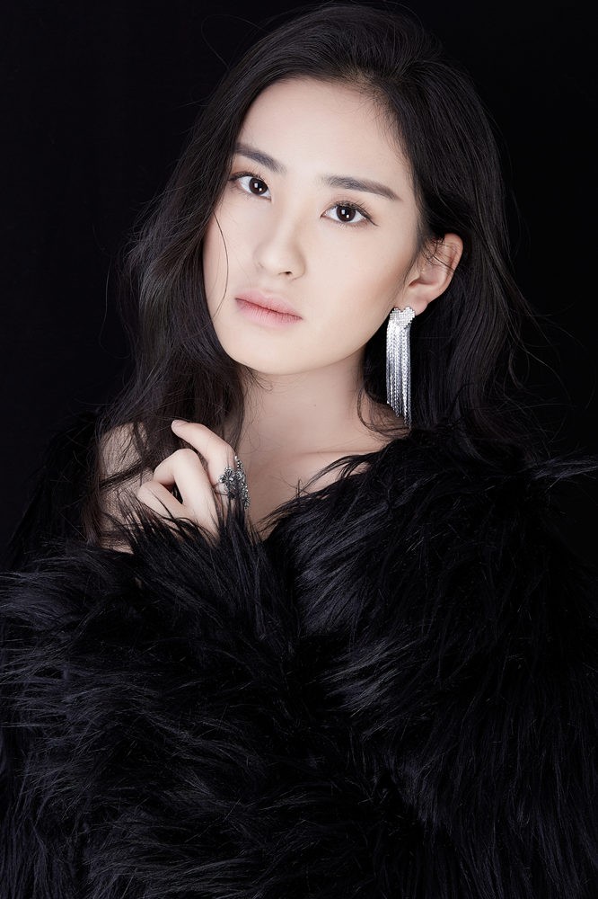 王季明珠御姐范儿写真 化身酷girl气场十足