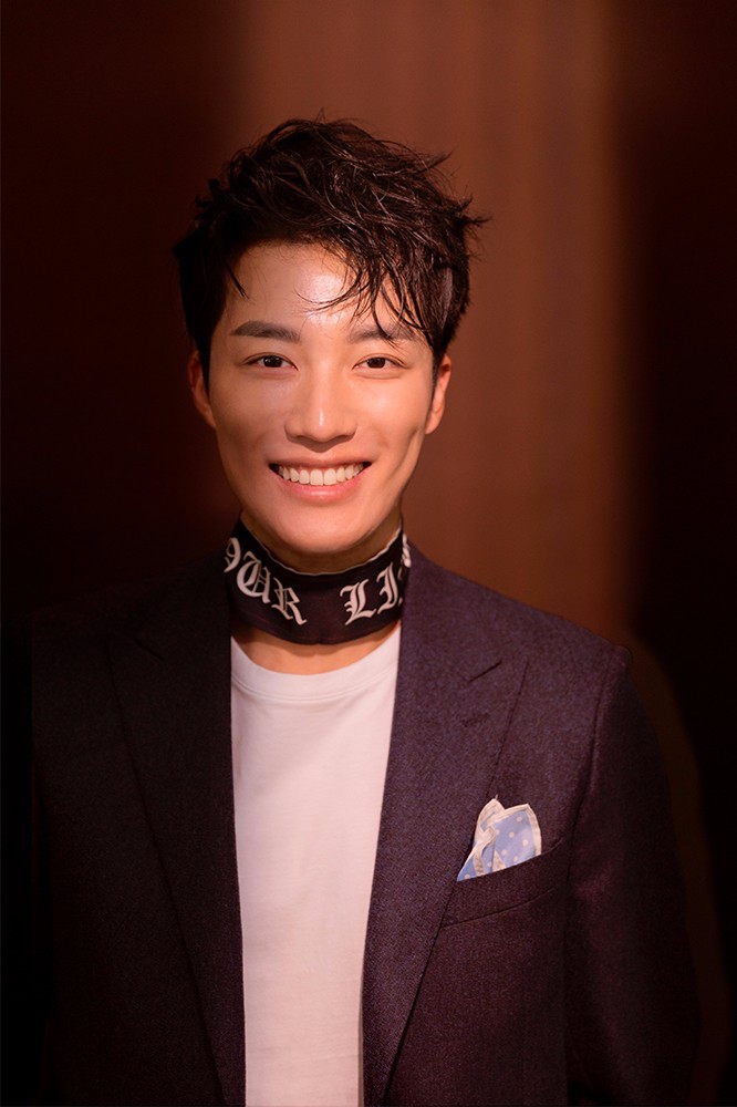 王燕阳初冬写真 黑色西装气质优雅笑容最暖