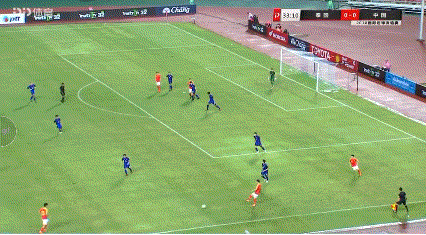 国足中场新核几次业余停球:拿球跳水停球一幕让人忍俊不禁