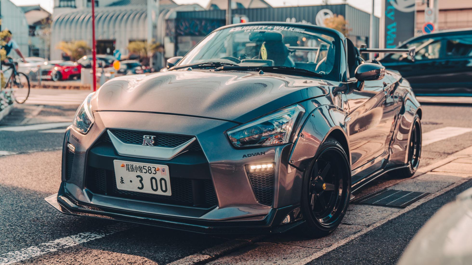 走到侧面一看,这辆"gtr"的轴距仅有2230毫米,要比本田飞度还短300毫米