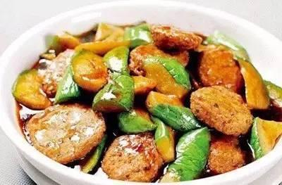 红烧鳍鱼饼材料:长江小鳍鱼300克(可以用其他骨刺细小的鲜鱼代替),绿