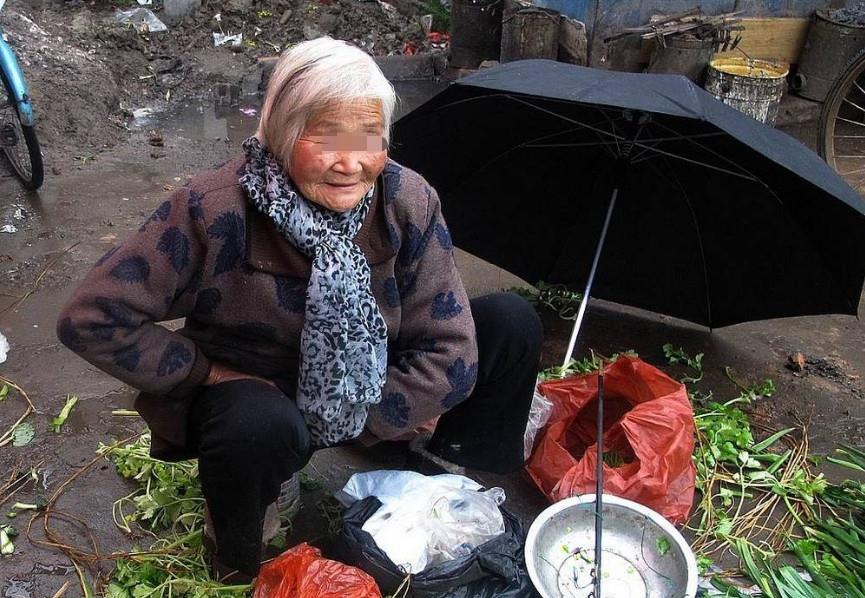 女子每天都买下老人卖剩的菜,得知原因后,众人都默默流泪了|老太太