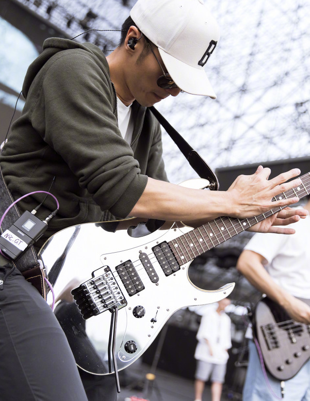 谢霆锋重回歌手角色,再次拿起吉他开唱,让不少歌迷感动不已