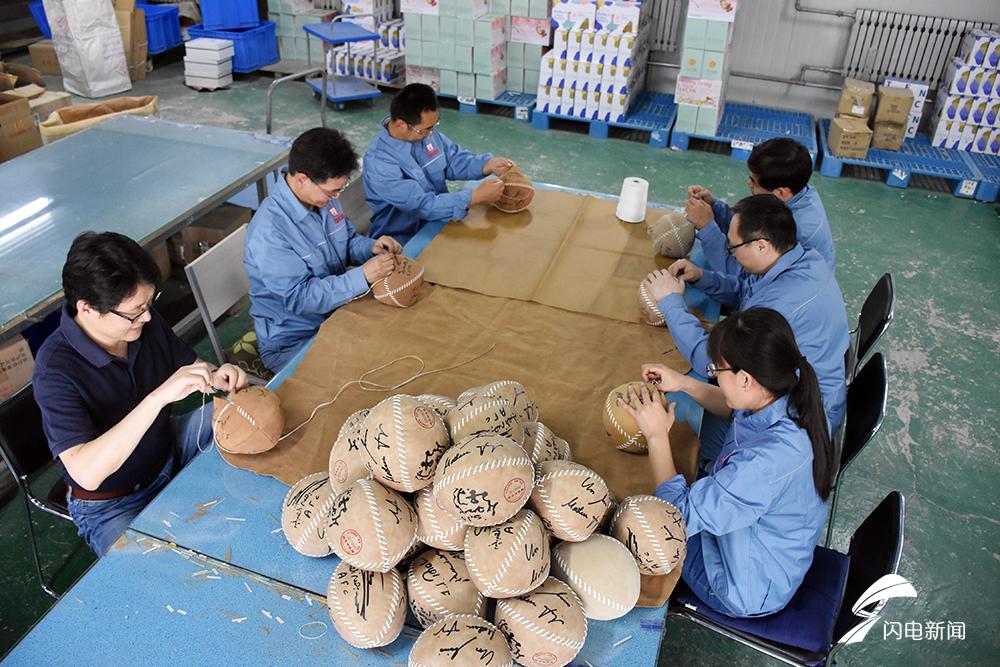 探访足球起源地丨淄博60后创业14年卖40多万个手工蹴鞠
