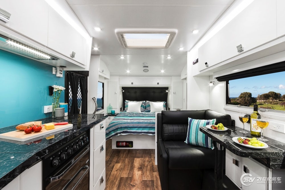 这么别致的内饰设计有这款越野拖挂房车还要啥海景房