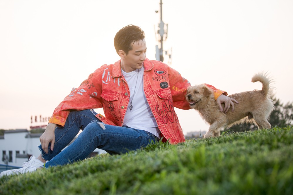 刘智扬曝初秋写真大片 橙系热情演绎"最美的青春"__财经头条