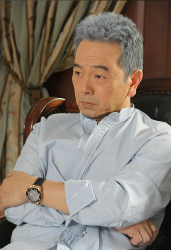 61岁张晨光与老婆近照妻子漂亮超有气质