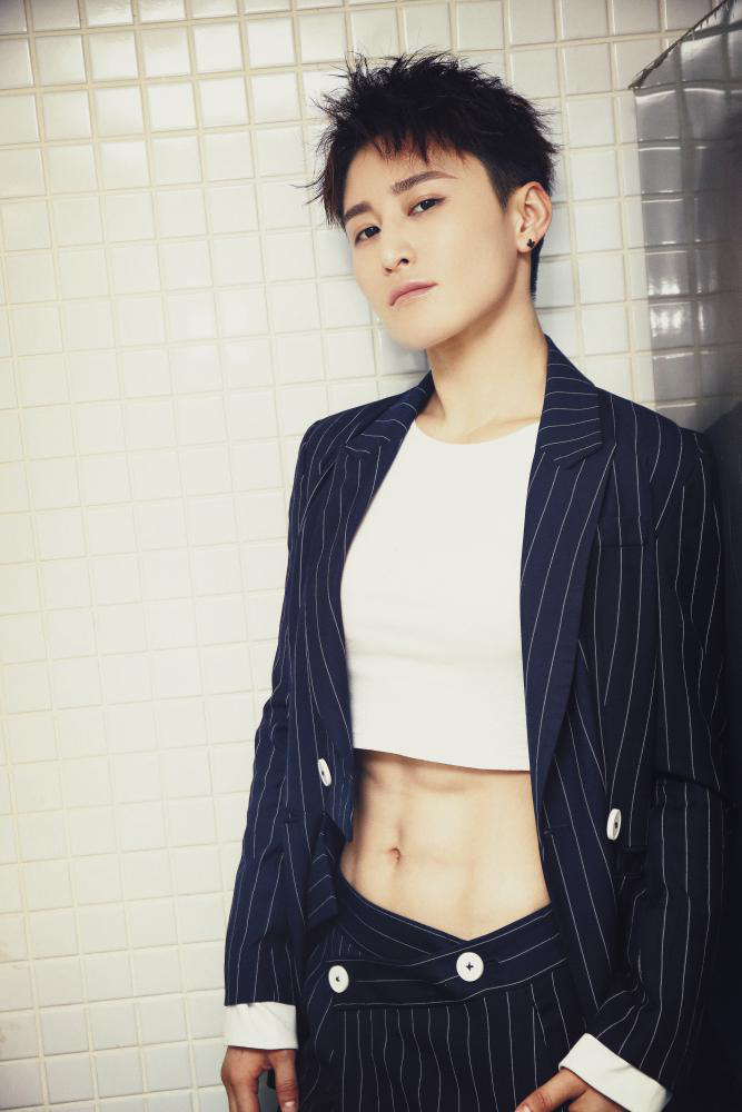 特意为她在微博上建立了新话题#蒋璐霞不用p的马甲线#,足见傲人身材吸