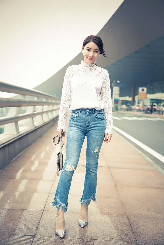 蔡蝶清爽造型现身机场春日气息扑面而来