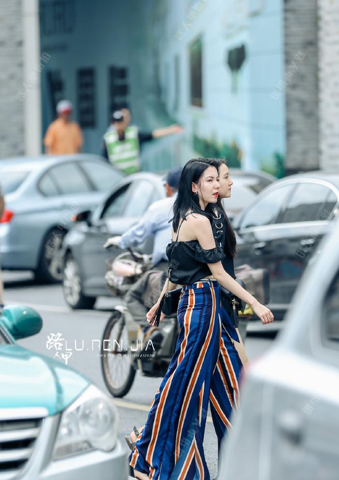 路人街拍:蕾丝上衣搭配半身裙,小姐姐们太任性就是不打伞