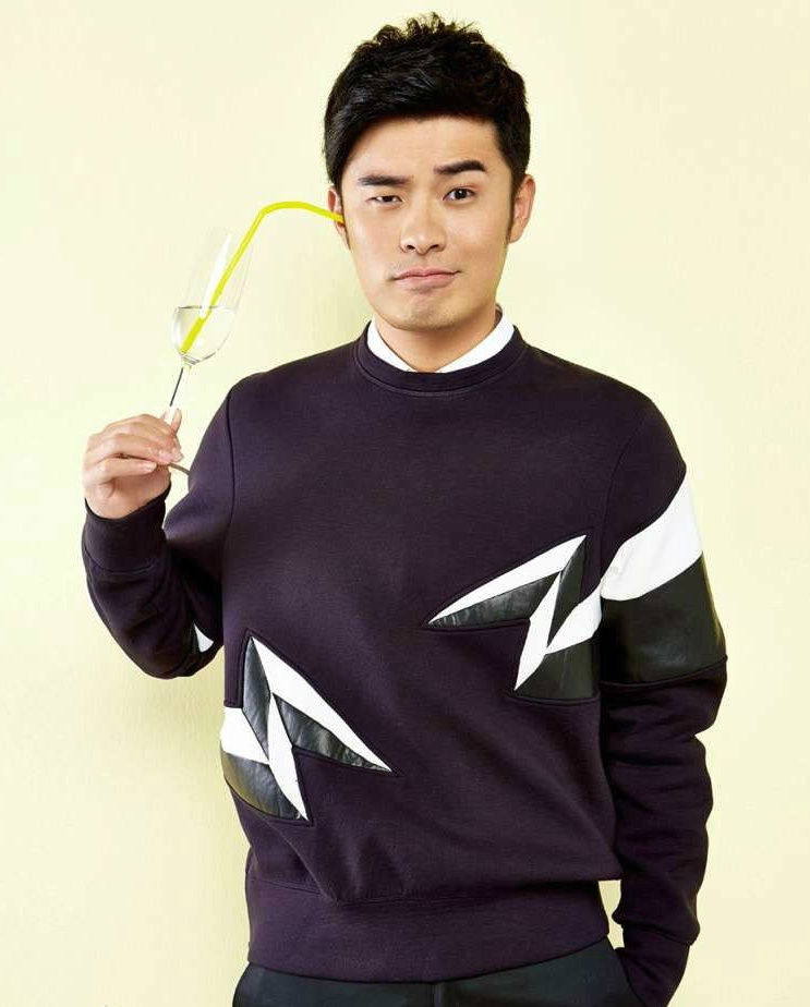 其实陈赫的人气在跑男成员也是很高的,而且出演了很多的喜剧,他的母亲