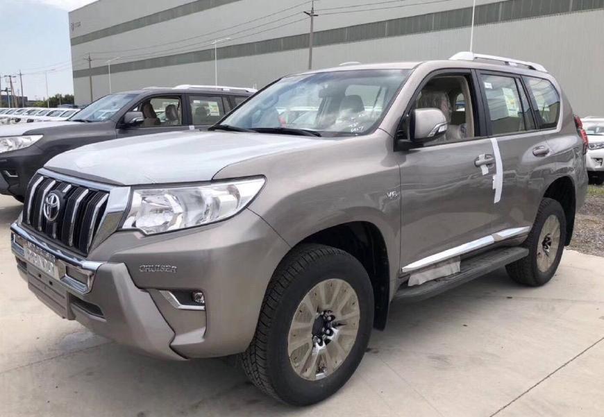 是丐版丰田霸道,港口的售价都要四十万以上,而同样花钱,至少这辆颜色