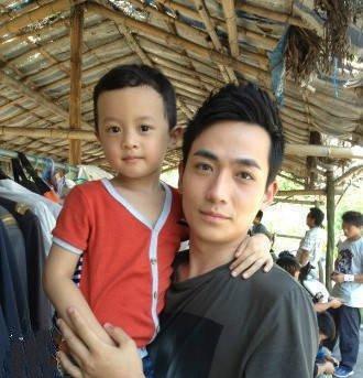 男星抱小孩各式各样,朱一龙被亲好几次,王鹤棣很生疏,他最搞笑