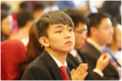 《奇葩说》辩手陈咏开晒出男友合照,宣布出柜,网友:好可惜