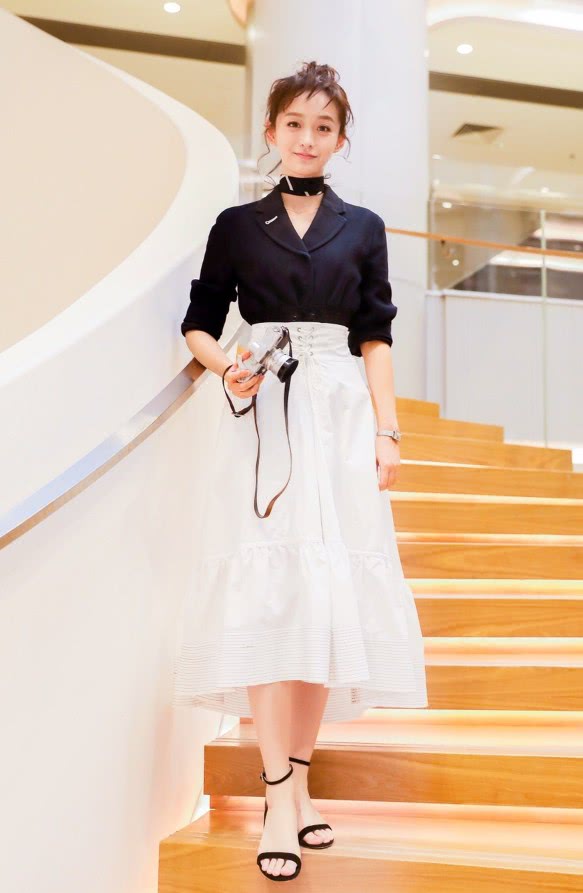 何泓姗不走寻常路,穿了裸色长裙,有一种"热带鱼"的既视感!