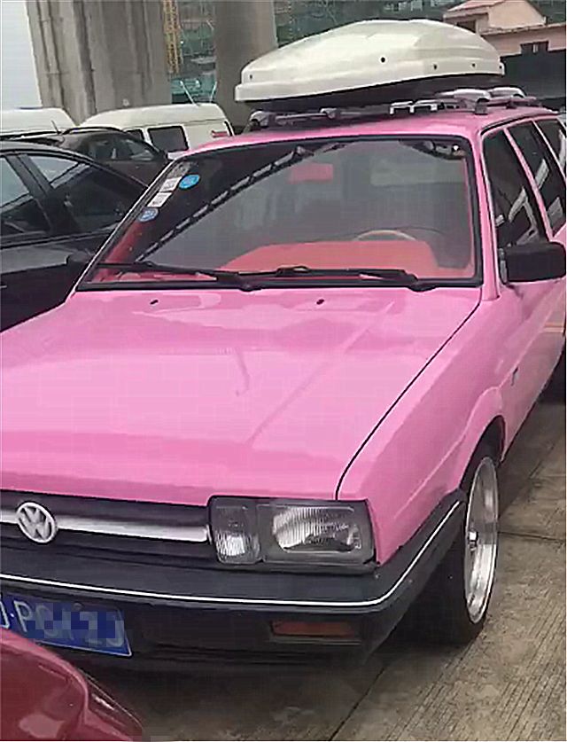 首辆粉色桑塔纳现街头车龄达40年内饰很豪华轮毂还不输迈巴赫