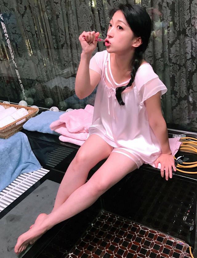 曾经的苏育玄呆萌可爱,如今的苏育玄娇俏可人,能歌善舞,没有继续出演