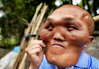 40岁男子相貌丑陋,他说出今生的梦想后,80岁老母亲脸都红了