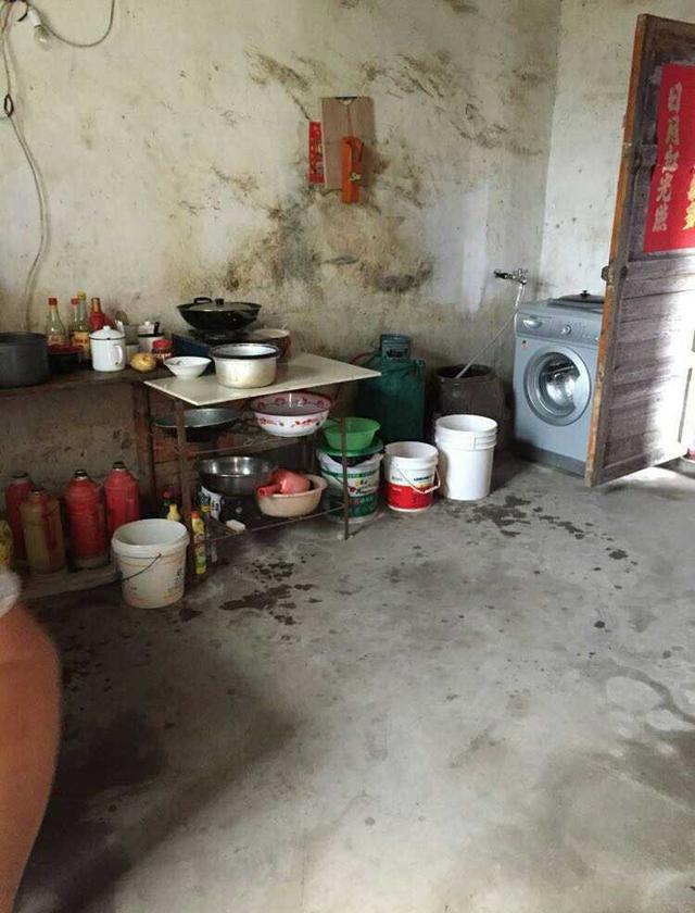 婆家农村自建房,三间破瓦房让城里人开开眼,家里全是"老古董"