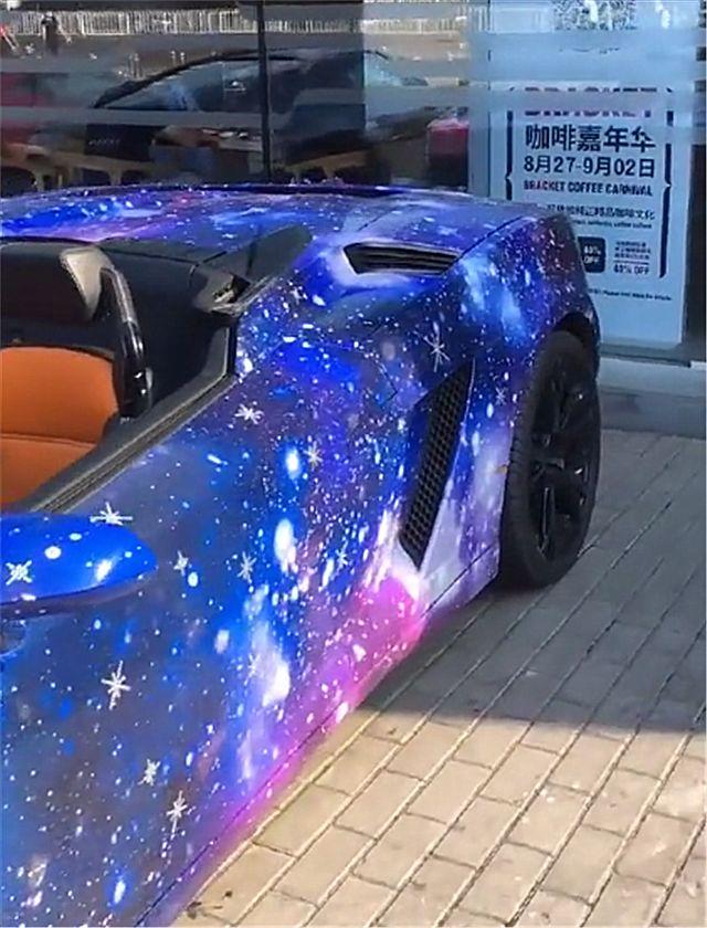 偶遇星空版兰博基尼车价388万上街回头率不输千万豪车