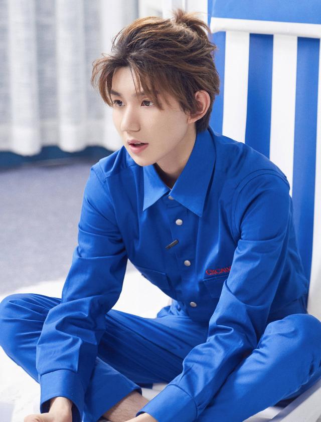 扎马尾是女生专利?王源扎头发帅就一个字,还隐约有陈坤的影子!