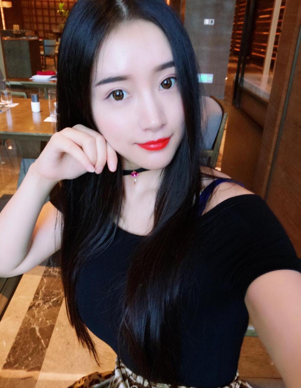 极品身材美女的日常生活穿搭吊带性感连衣裙时尚