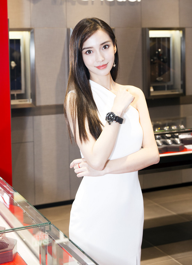 杨颖早年走秀照片罕见曝光,容颜根本无区别,网友:完全没整容