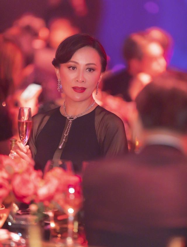 刘嘉玲秀超大钻戒 仙气玉手网友惊呆了