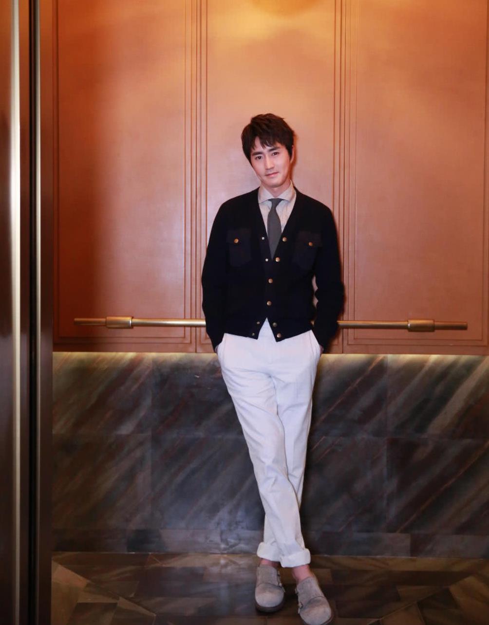 4月11日,杨玏工作室官方微博晒出了杨玏出席时尚晚宴前的写真美照