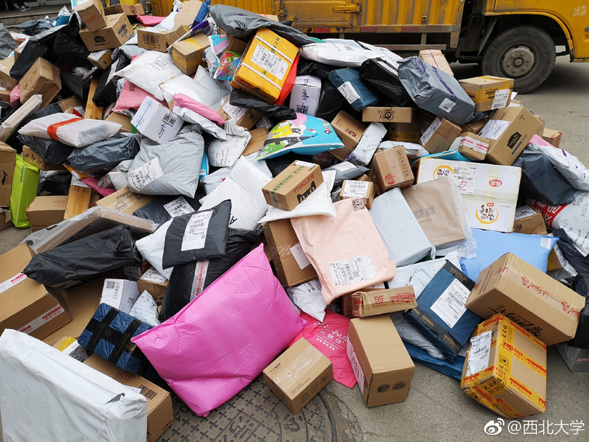 西北农林科技大学,工作人员正在给快递编号.