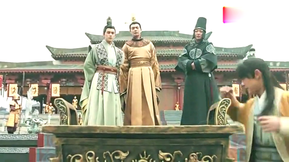 小伙穿越到古代还拿出手机让娘子看古装片,娘