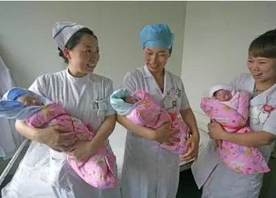 婆婆看到儿媳生下的三胞胎宝宝,一气之下将她们全部扫地出门